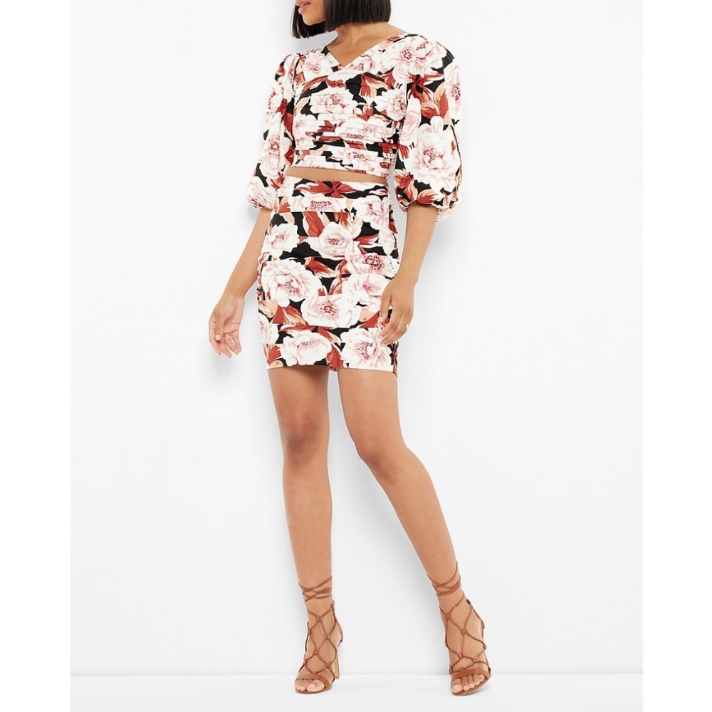 Express Floral Print Linen-Blend Ruched Cropped Top - Picture 11 of 13